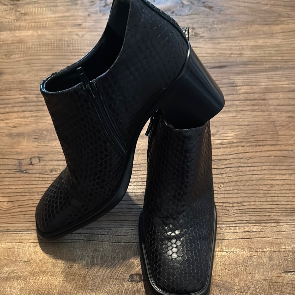VS Black Ankle Booties‎ with Textured Design box98 size61/2